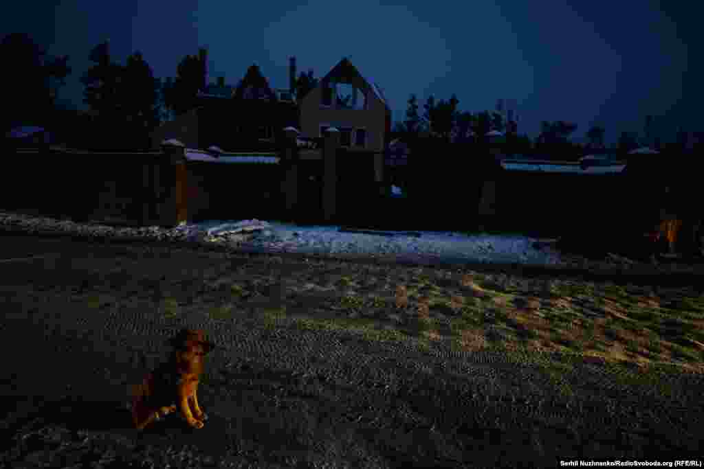 Так виглядає центральна вулиця Мощуна. Зараз у селі працюють кілька крамниць, їздить маршрутка, яка сполучає село зі столицею