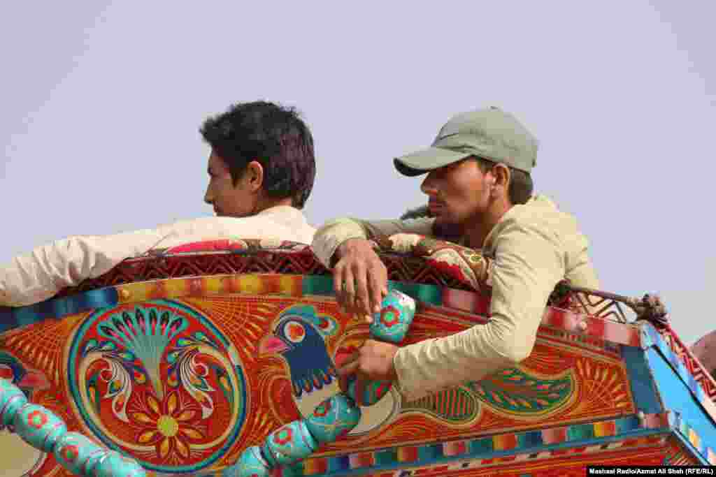 Kampanja proterivanja naišla je na kritike agencija UN, grupa za ljudska prava i vlasti u Avganistanu koje vode talibani. Budući da milioni Avganistanaca već žive bez obezbeđene hrane, ionako užasna humanitarna situacija u toj zemlji mogla bi se pogoršati dolaskom osiromašenih Avganistanaca iz Pakistana.