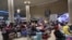 Pasagerii așteaptă la Aeroportul Ben Gurion lângă Tel Aviv, Israel, la 7 octombrie 2023, întrucât zborurile sunt anulate din cauza atacului surpriză al Hamas. 