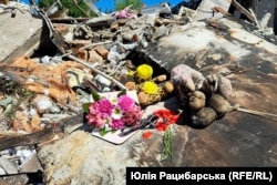 Люди приносять квітки туди, де загинула дитина