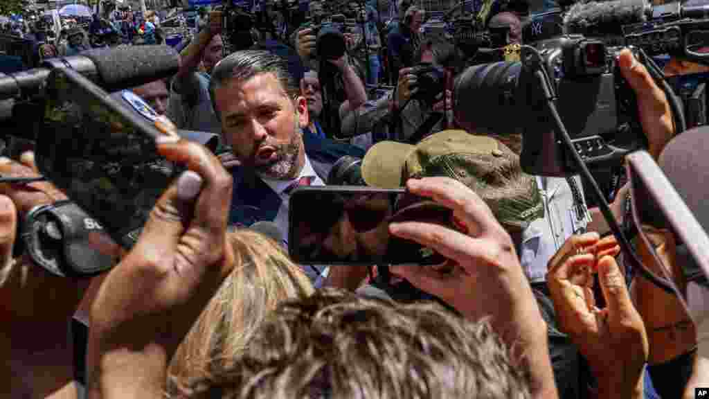 Donald Trump Jr., az egykori elnök legidősebb fia a manhattani bíróság előtt, New Yorkban 2024. május 21-én.&nbsp;A 2023. áprilisi vádemelés után megugrott a Trump kampányát támogató adományok száma. Csak a rabosítási fotóját felhasználó reklámtermékekkel hétmillió dollárt gyűjtött a kampánystábja &nbsp;