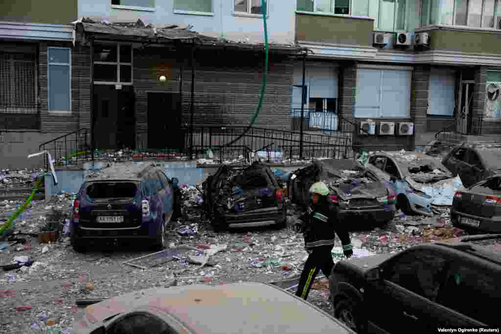 Vatrogasac prolazi pored zgrade oštećene tokom ruskog napada dronovima. Rusije je nakon dva mjeseca zatišja pojačala napade raketama i dronovima, gađajući vojne objekte i skladišta zalihe nekoliko puta sedmično.&nbsp; &nbsp;