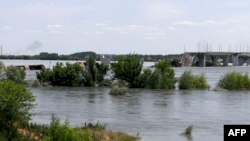 На світанку 6 червня стало відомо про часткове руйнування дамби Каховської ГЕС. Українська влада звинуватила у підриві дамби російські окупаційні сили