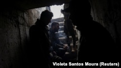 Posada ukrajinske tenkovske jedinice nalazi se u zaklonu u bunkeru i čeka da prestane granatiranje u blizini bombardovanog grada Bakhmuta na istoku Ukrajine 29. marta.