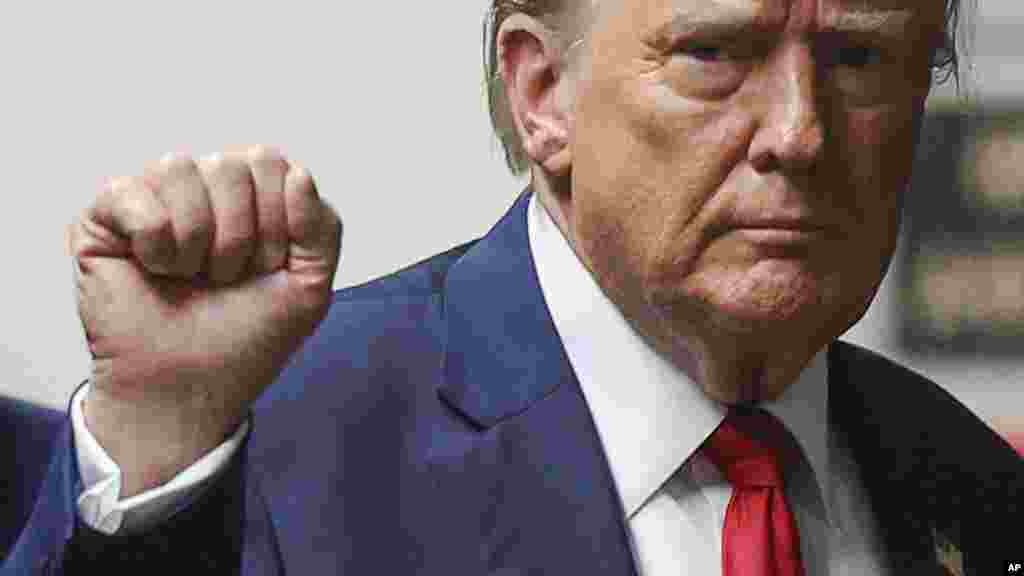 Donald Trump a New York-i, manhattani büntetőbíróság épülete előtt május 16-án. Az üzleti nyilvántartás meghamisításáért kiszabható maximális büntetés négy év szabadságvesztés