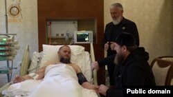 Рамзан Кадиров (праворуч) у Центральній клінічній лікарні, скріншот відео з телеграм-каналу голови Чечні