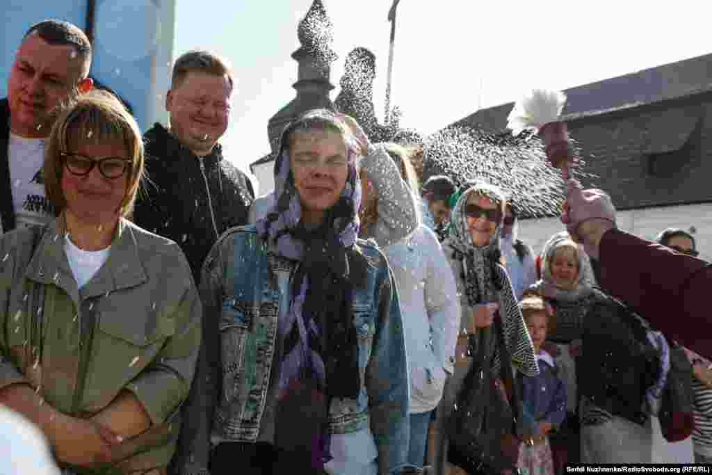 Vjernici su blagoslovljeni vodom koja simbolizira pročišćenje, obnovu i duhovno ponovno rođenje u slavlju Hristovog vaskrsenja.