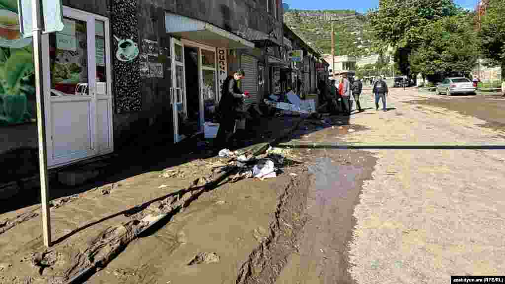 Autoritățile spun că vor duce alimente de bază și apă locuitorilor din cel puțin 15 sate izolate de inundații.