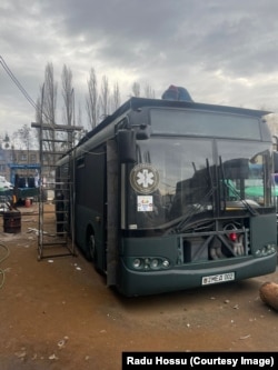 Autovehiculul principal din spitalul militar mobil pentru care 90% din finanțări au fost asigurate de români. Este investiția de suflet al lui Radu Hossu în memoria prietenului său Oleg Gubal căzut în război. Spitalul va purta numele lui Oleg.