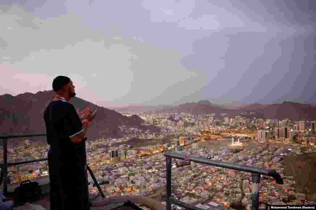 haxhillëku mbahet një herë në vit, gjatë festës së Kurban Bajramit, dhe konsiderohet si tubimi më i madh në botën.&nbsp;