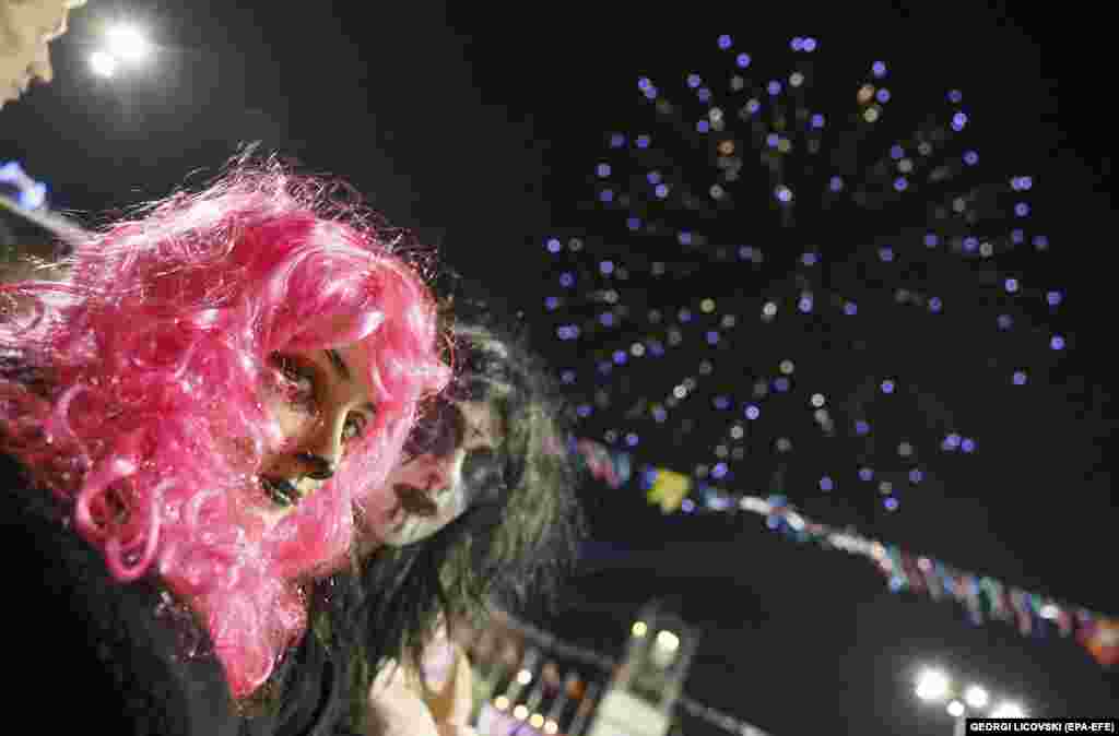 Pored karnevalske povorke održavaju se i druge manifestacije poput dječjeg karnevala, koncerata, izložbi, maskenbala.