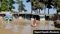 Poplavljene kuće i blato na ulicama u avganistanskoj provinciji Baglan, 12. maj 2024. 