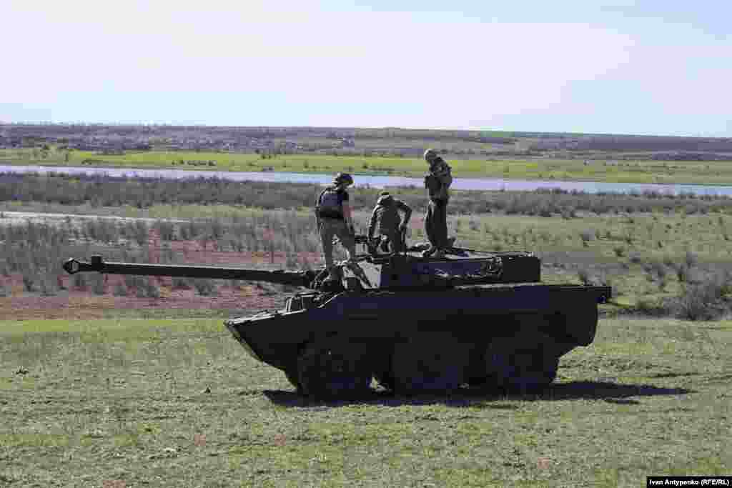 Екіпаж бойової броньованої машини АМХ-10 RC під час тренування на півдні України. Квітень 2024 року
