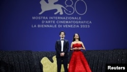 80-Венеция кинофестивалынын ачылыш аземи. Сахнада калыстар тобунун төрагасы, режиссер Дамьен Шазель жана салтанаттын алып баруучусу, италиялык актриса Катерина Муро. 30-август, 2023-жыл. 