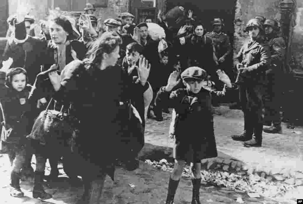 Нацистки войници ескортират евреи от Варшавското гето, 19 април 1943 г.