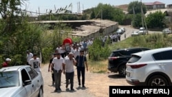 Наристени акыркы сапарга узатып бараткандар. Жибек Жолу, Түркстан облусу. 14-июль, 2023-жыл.