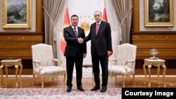 Садыр Жапаров менен Режеп Тайып Эрдоган. Архив.