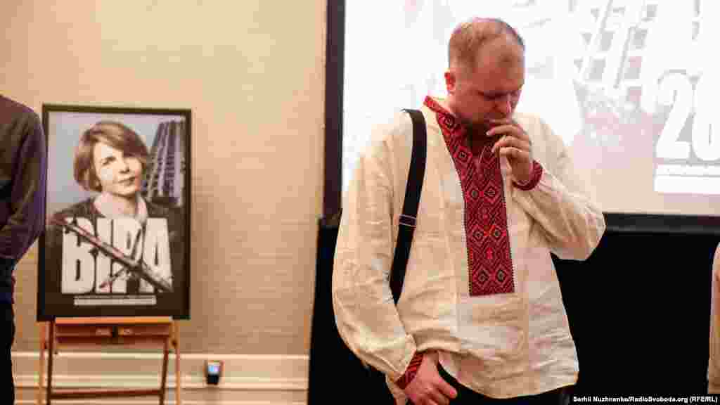 Син загиблої від ракетного обстрілу РФ Віри Гирич&nbsp;&ndash; Богдан Гирич &ndash; під час презентації фільму&nbsp;&laquo;Віра&raquo; журналістів програми&nbsp;&laquo;Схеми&raquo; (Радіо Свобода). Київ, 29 квітня 2023 року