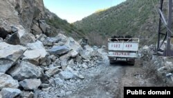 Мырза-Аке-Кара-Кулжа-Алайкуу автожолунун таш кулаган жери. 