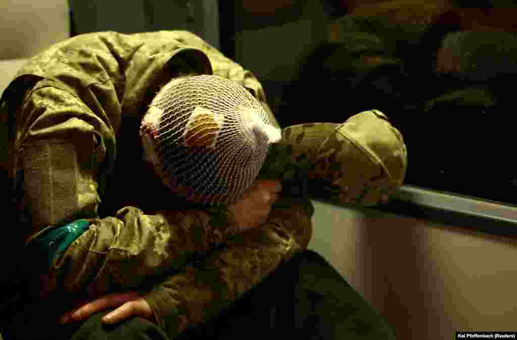 Egy fejsérülést szerzett ukrán katona várja elszállítását