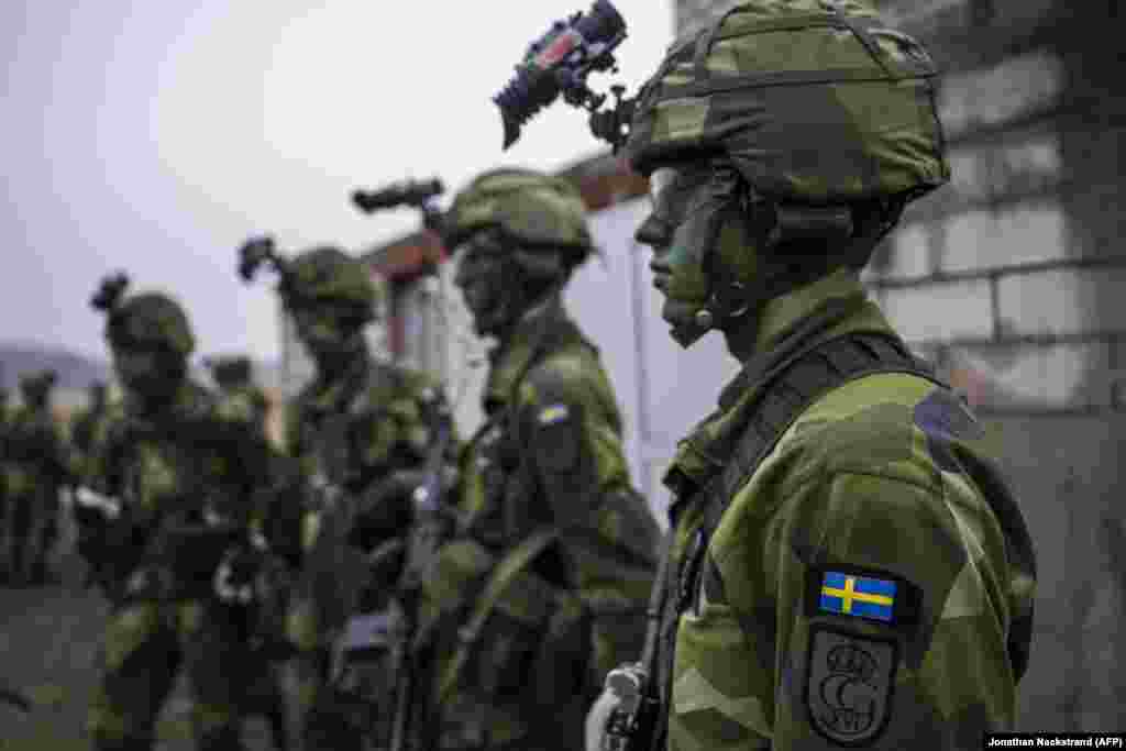 Soldați suedezi în timpul unui exercițiu militar în apropiere de Stockholm, la 27 februarie. Țara nordică are în jur de 24.000 de militari activi și aproximativ 33.000 de rezerviști.