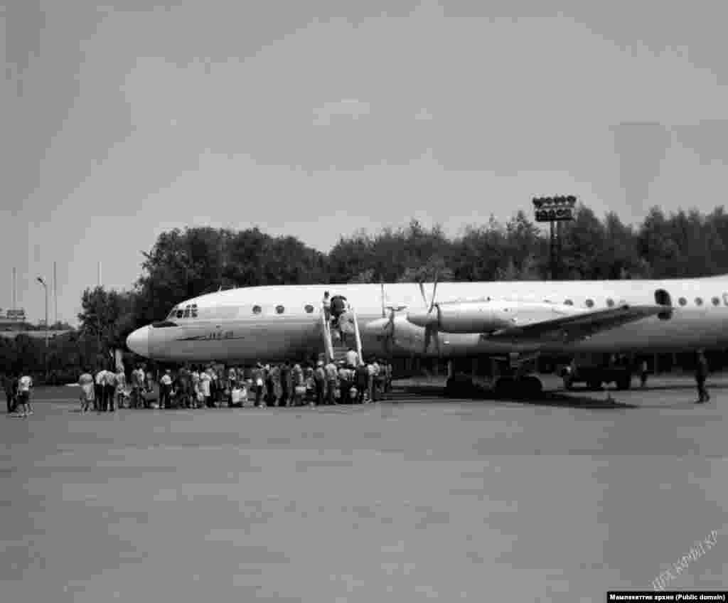 Ил-18 учагына отуруп жаткан жүргүнчүлөр. 1982-жыл.&nbsp;1974-жылы &quot;Манас&quot; аэропорту курулуп, 80-жылдардын башында жабылган.&nbsp;