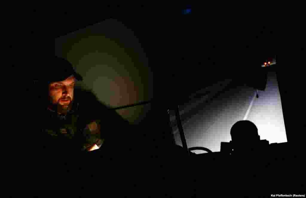 Az utazás során az orvosi csapat stabilizálja a legsúlyosabb eseteket, miközben kommunikálnak a dnyiprói kórházzal, hogy ott felkészülhessenek az érkezésükre