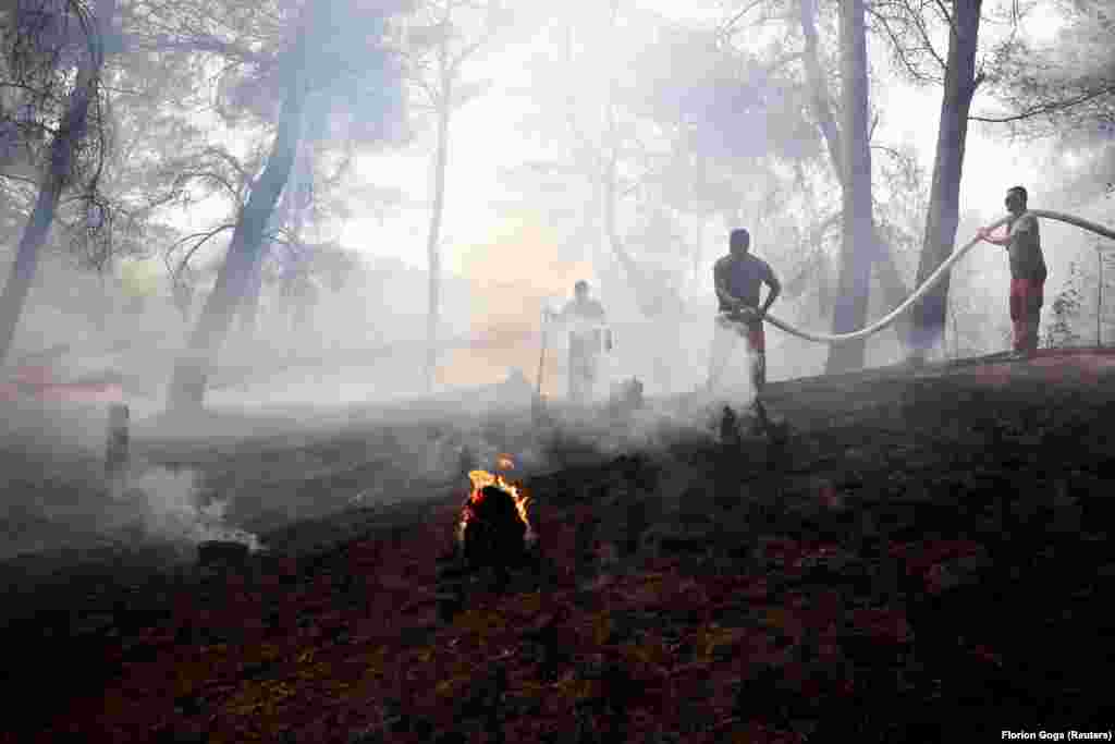 Vatrogasci se bore sa plamenom kod Čakrana.&nbsp;26. juli 2023.