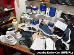 Disa këpucë në punishten e Kreshnik Cenës në Tiranë.