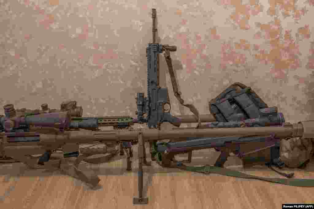 Oružje koje koristi ukrajinski snajperski tim. Komandant jedinice, koji je nosio majicu s natpisom &quot;Duhovi Bahmuta&quot;, rekao je da je njegova grupa imala ukupno 558 potvrđenih ubistava.