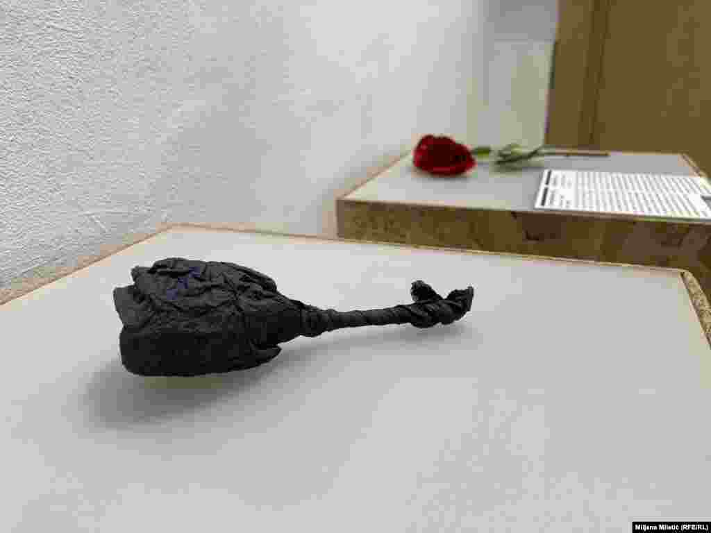 &quot;Mi iz naše arhive izaberemo ono što najbolje korespondira s tim, da se ujednači jer nijedna ta priča i predmet sam za sebe nisu umetnosti. Ono što to čini posebnim je taj put koji mi složimo od tih priča. U stvari, nesvjesno vi prolazite jedan rolerkoster emocija&quot;, kaže Dražen Grubišić, ko-autor Muzeja prekinutih veza. Na fotografiji: Ruža napravljena od crne salvete, Kragujevac, Srbija, priča o jednomesečnoj ljubavnoj vezi. &nbsp;