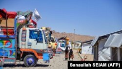 صدها پناهندۀ افغان در پاکستان و ایران در انتظار روشن شدن وضعیت خود برای پناهنده‌گی در اروپا و امریکا هستند.