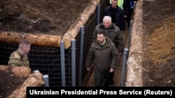 Президент України Володимир Зеленський оглядає нові укріплення біля російського кордону в Сумській області, Україна, 27 березня 2024 року