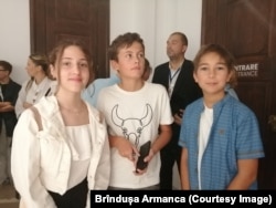 Aris, Rareș și Răzvan, în așteptarea întâlnirii cu Brâncuși.