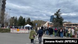 Ljudi čekaju na glasanje u Beogradu.