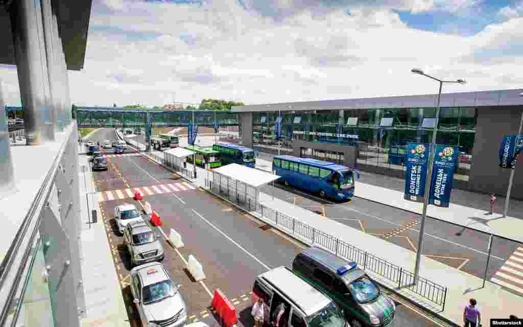 Autobuska i taksi stajališta na novom aerodromu, u junu 2012 Objekat je dobio ime po ruskom kompozitoru Sergeju Prokofjevu, koji je rođen u današnjem ukrajinskom regionu Donjeck 1891. godine.