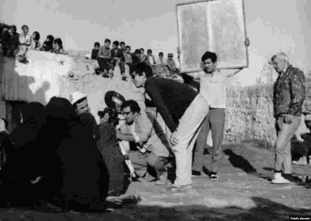 داریوش مهرجویی در پشت&zwnj; صحنه فیلم &laquo;گاو&raquo;