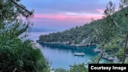 Яхтата, закотвена в залив в Южна Турция