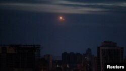 Trag eksplozije se vidi na nebu iznad grada usred ruskog napada na Ukrajinu, u Kijevu, Ukrajina, 4. maja 2023.