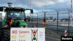 Nemački poljoprivrednici na protestima sa transparentom "nema ratara, nema hrane, nema budućnosti", Frankfurt, 3. februar 2024.
