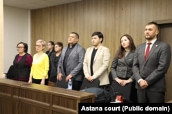 Сотко жабырлануучу катары маркум Салтанат Нукенованын агасы Айтбек Амангелди (оңдон үчүнчү) катышууда.