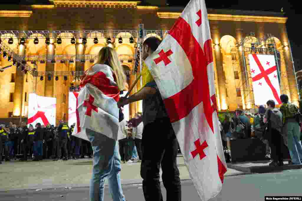 Волелюдні протести стали продовженням кількатижневих мітингів опозиційних партій і груп активістів проти ухваленння грузинським парламентом законопроєкту за російським зразком, який буже пройшов перше читання 17 квітня