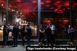 Ljudi se okupljaju da se druže u centru Harkiva usred čestih ruskih napada.