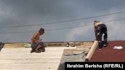 Punëtorë të sektorit të ndërtimtarisë duke punuar në një objekt në Prishtinë. 