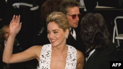 Шарън Стоун позира на 7 май 1992 г. преди прожекцията на филма "Първичен инстинкт" на 45-ия международен филмов фестивал в Кан.