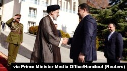 ابراهیم رئیسی در مراسم استقبال از محمد شیاع السودانی، نخست وزیر عراق، که در آذرماه ۱۴۰۱ به تهران سفر کرده بود