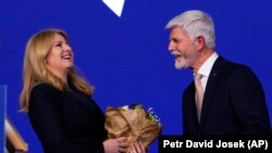 Novoizabrani češki predsednik Petr Pavel sa slovačkom predsednicom Zuzanom Čaputovom posle objave preliminarnih rezuultata izbora, 28. januar 2023. Pavel je najavio da će u prvo putovanje u inostranstvo kao predsednik otići u Kijev zajedno s Čaputovom.