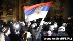 Protest srpskih desničara koji se protive državnoj politici prema Kosovu. Demonstrante koji su uklonili deo zaštitne ograde oko zgrade Predsedništva pripadnici Žandarmerije su sprečili da uđu u zgradu u kojoj je kancelarija predsednika Srbije, Beograd, 15. februar 2023.