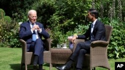 Британиянын өкмөт башчысы Риши Сунак менен Кошмо Штаттардын президенти Жо Байден Даунинг-стрит дарегиндеги премьер-министрдин кеңсесинде сүйлөшүп отурушат. 10-июль, 2023-жыл. Лондон.
