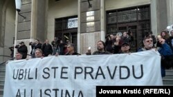 Protest ispred Apelacionog suda u Beogradu koji je oslobodio četvoricu optuženih za ubistvo novinara Slavka Ćuruvije, 5. februar 2024.